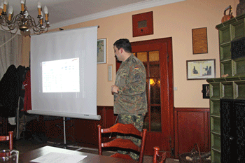 Hptm von Behren erläutert die geplanten Baumaßnahmen in der Medem-Kaserne bis 2015!